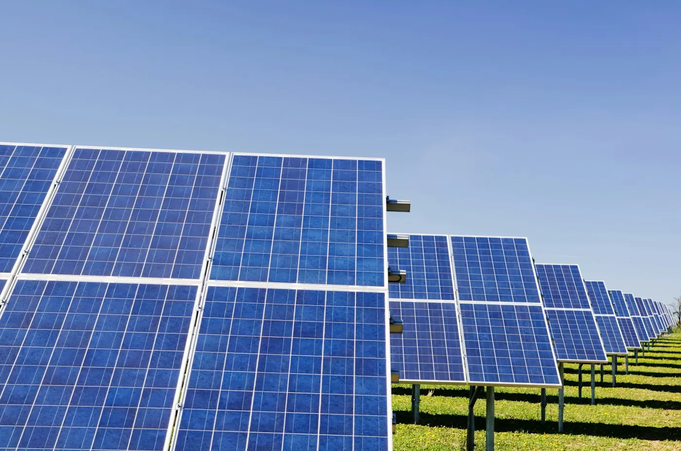 Primer plano de paneles solares fotovoltaicos bajo cielo despejado