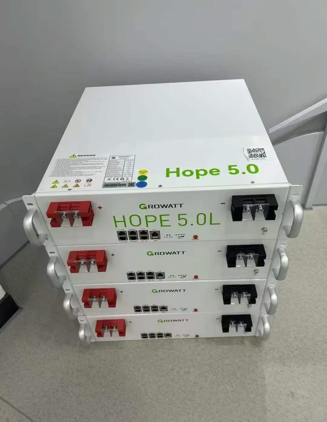 Baterías de litio Growatt Hope 5.0L apiladas en rack