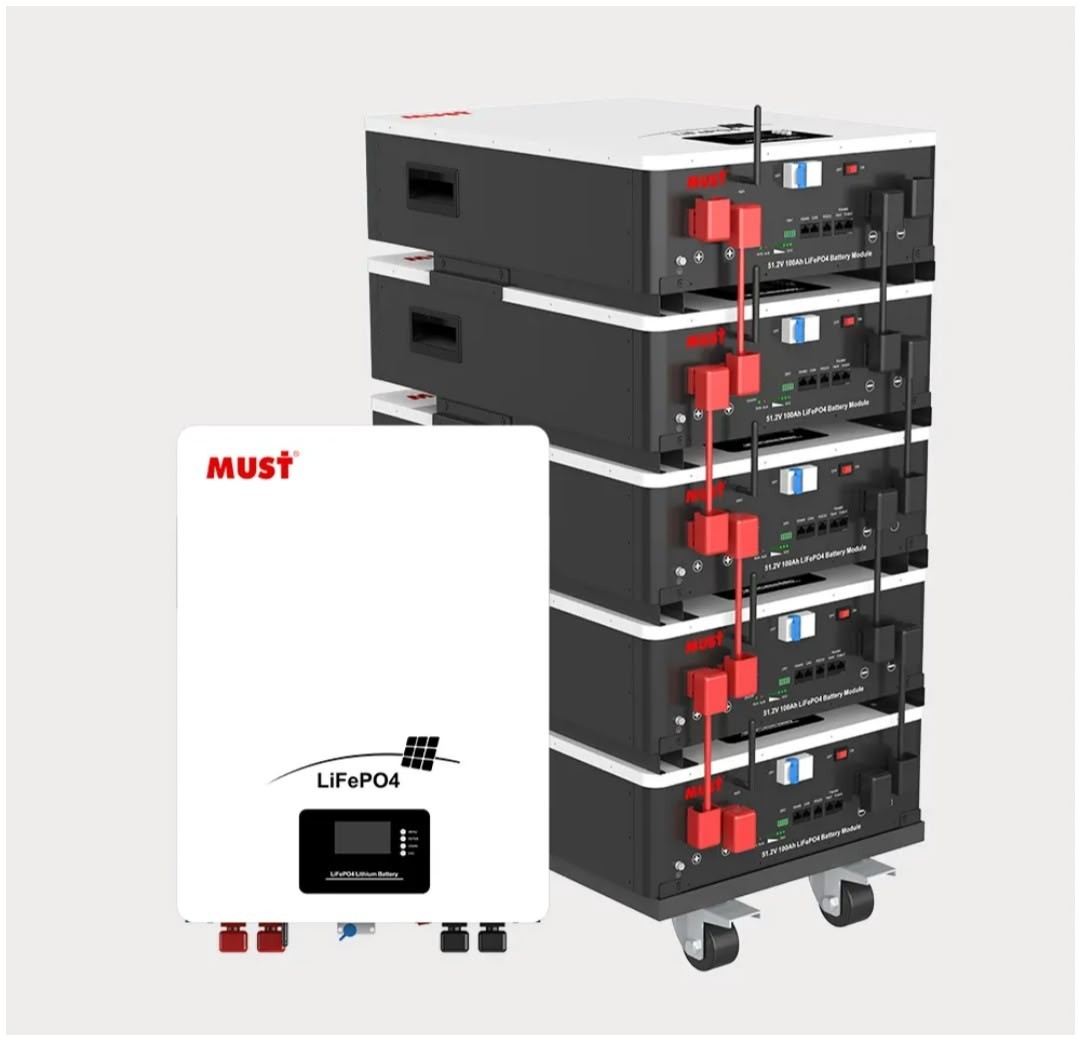 Banco modular de baterías MUST LiFePO4 apilables junto a una batería de pared