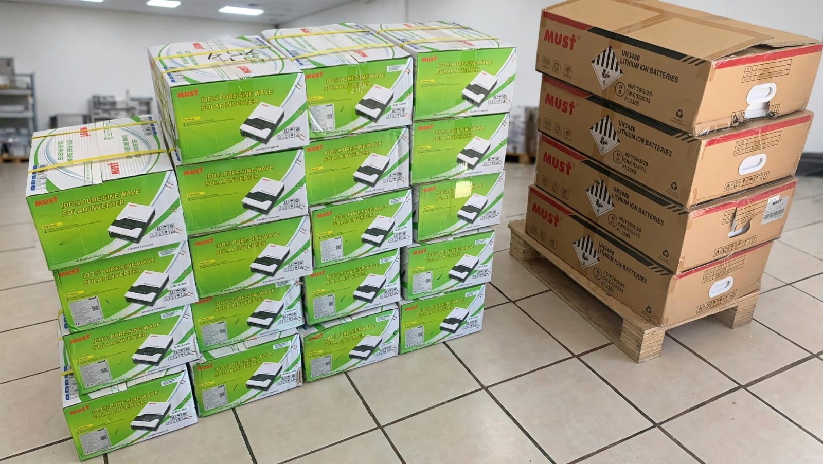 Cajas de inversores solares apiladas en bodega listas para entrega
