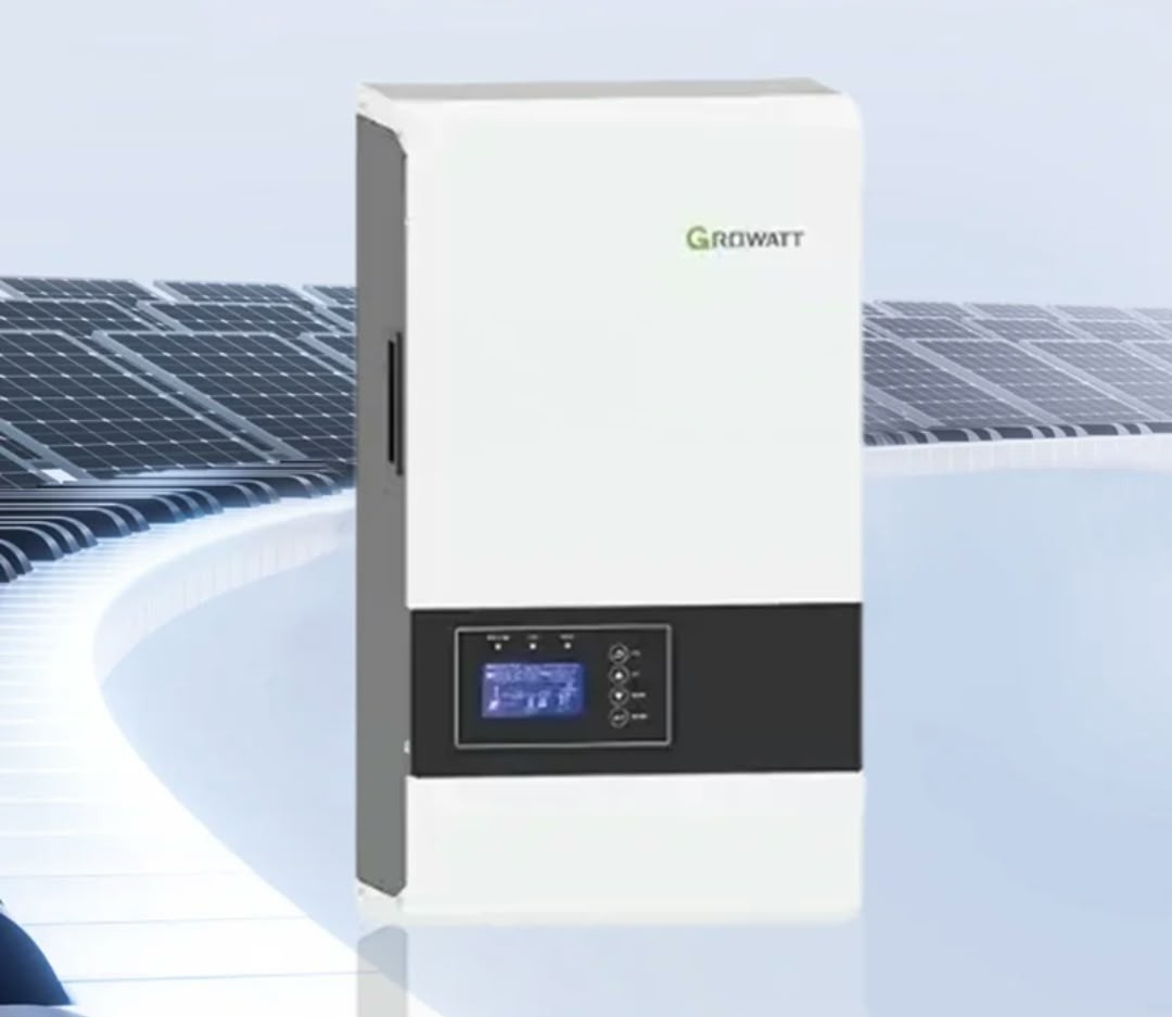 Inversor Growatt de pared frente a un fondo de paneles solares